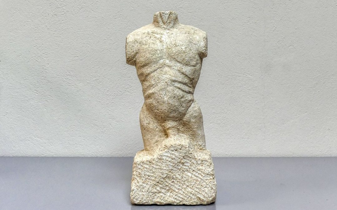 Sandsteinplastik „Männlicher Torso“